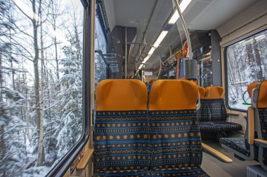 Poprad, Slovakya - 16 Aralık 2024: Modern elektrikli trenin vagonundan Slovakya 'daki Strbske Pleso' ya giden Tatres dağlarına bakın.