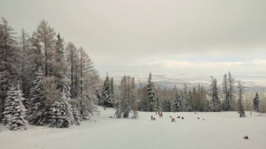 İnsanlar Hrebienok, Slovakya 'da kayıyor ve eğleniyor