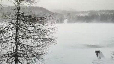 Strbske Pleso, High Tatras, Slovakya tatil beldesinde sis ve rüzgar
