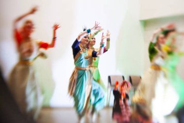 Kyiv, Ukrayna - 28 Aralık 2024: Bhagavat Gita kutlamasında Naksharda stüdyosu tarafından yapılan geleneksel Hint dansları 