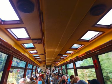 Ollantaytambo, Peru - 12 Mayıs 2022: Peru tren yolcuları panoramik manzaralı lüks servis treniyle Ollantaytambo 'dan Machu Picchu' ya gidiyor.