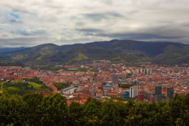 İspanya, Cantabria 'daki tepeden Bilbao şehrinin manzarası