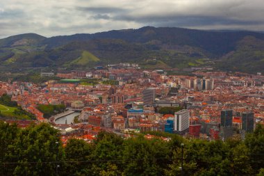 İspanya, Cantabria 'daki tepeden Bilbao şehrinin manzarası