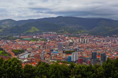 İspanya, Cantabria 'daki tepeden Bilbao şehrinin manzarası
