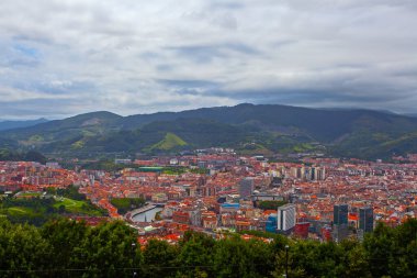 İspanya, Cantabria 'daki tepeden Bilbao şehrinin manzarası