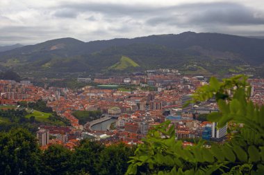 İspanya, Cantabria 'daki tepeden Bilbao şehrinin manzarası