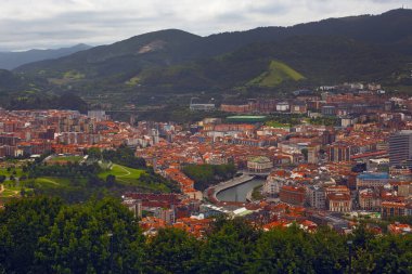 İspanya, Cantabria 'daki tepeden Bilbao şehrinin manzarası