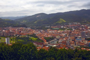 İspanya, Cantabria 'daki tepeden Bilbao şehrinin manzarası