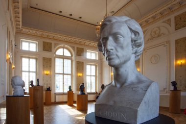 Varşova, Polonya - 14 Temmuz 2024: Polonya 'nın Varşova kentindeki Fryderyk Chopin müzesinde 1954 yılında kurulan ve Polonyalı besteci Frederic Chopin' e adanmış heykel.
