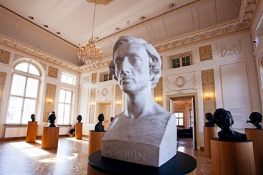Varşova, Polonya - 14 Temmuz 2024: Polonya 'nın Varşova kentindeki Fryderyk Chopin müzesinde 1954 yılında kurulan ve Polonyalı besteci Frederic Chopin' e adanmış heykel.
