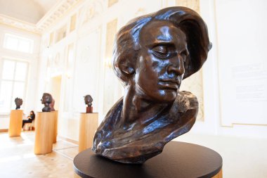 Varşova, Polonya - 14 Temmuz 2024: Polonya 'nın Varşova kentindeki Fryderyk Chopin müzesinde 1954 yılında kurulan ve Polonyalı besteci Frederic Chopin' e adanmış heykel.