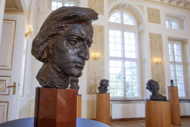 Varşova, Polonya - 14 Temmuz 2024: Polonya 'nın Varşova kentindeki Fryderyk Chopin müzesinde 1954 yılında kurulan ve Polonyalı besteci Frederic Chopin' e adanmış heykel.