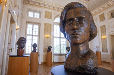 Varşova, Polonya - 14 Temmuz 2024: Polonya 'nın Varşova kentindeki Fryderyk Chopin müzesinde 1954 yılında kurulan ve Polonyalı besteci Frederic Chopin' e adanmış heykel.