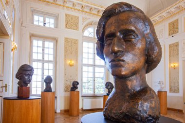 Varşova, Polonya - 14 Temmuz 2024: Polonya 'nın Varşova kentindeki Fryderyk Chopin müzesinde 1954 yılında kurulan ve Polonyalı besteci Frederic Chopin' e adanmış heykel.