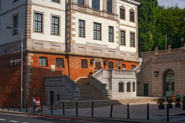 Varşova, Polonya - 14 Temmuz 2024: Polonya 'nın Varşova kentindeki Ostrogski Şatosu' ndaki Fryderyk Chopin Müzesi, 1954 yılında kuruldu ve Polonyalı besteci Frederic Chopin 'e ithaf edildi..
