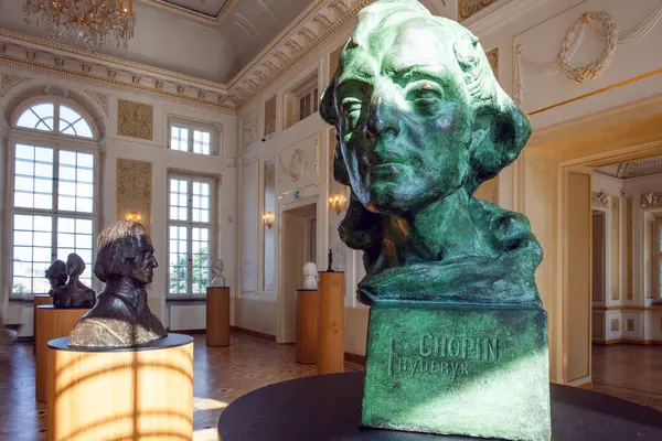 Varşova, Polonya - 14 Temmuz 2024: Polonya 'nın Varşova kentindeki Fryderyk Chopin müzesinde 1954 yılında kurulan ve Polonyalı besteci Frederic Chopin' e adanmış heykel.