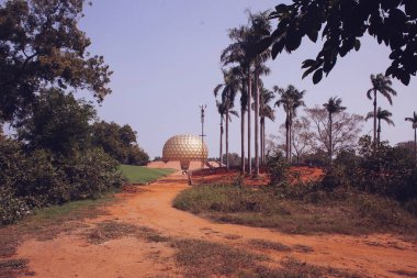 Auroville Meditasyon Salonu. Auroville, insanların barış içinde ve ilerici bir uyum içinde yaşayabilecekleri tüm dinlerden, politikadan ve uluslardan üstün bir birlik. Pondicherry, Tamil Nadu Eyaleti, Hindistan