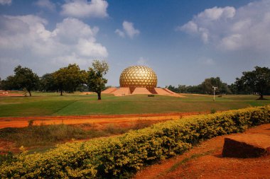 Auroville Meditasyon Salonu. Auroville, insanların barış içinde ve ilerici bir uyum içinde yaşayabilecekleri tüm dinlerden, politikadan ve uluslardan üstün bir birlik. Pondicherry, Tamil Nadu Eyaleti, Hindistan