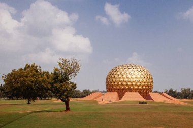 Auroville Meditasyon Salonu. Auroville, insanların barış içinde ve ilerici bir uyum içinde yaşayabilecekleri tüm dinlerden, politikadan ve uluslardan üstün bir birlik. Pondicherry, Tamil Nadu Eyaleti, Hindistan