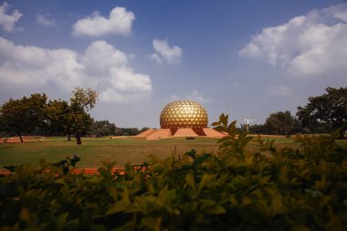 Auroville Meditasyon Salonu. Auroville, insanların barış içinde ve ilerici bir uyum içinde yaşayabilecekleri tüm dinlerden, politikadan ve uluslardan üstün bir birlik. Pondicherry, Tamil Nadu Eyaleti, Hindistan