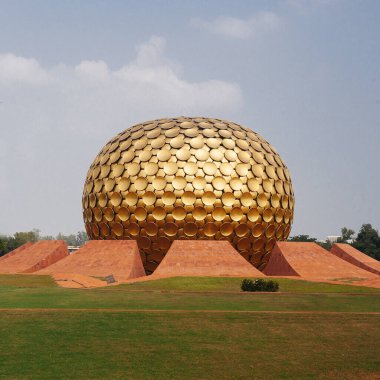 Auroville Meditasyon Salonu. Auroville, insanların barış içinde ve ilerici bir uyum içinde yaşayabilecekleri tüm dinlerden, politikadan ve uluslardan üstün bir birlik. Pondicherry, Tamil Nadu Eyaleti, Hindistan