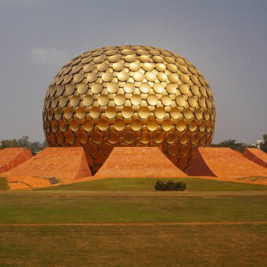 Auroville Meditasyon Salonu. Auroville, insanların barış içinde ve ilerici bir uyum içinde yaşayabilecekleri tüm dinlerden, politikadan ve uluslardan üstün bir birlik. Pondicherry, Tamil Nadu Eyaleti, Hindistan