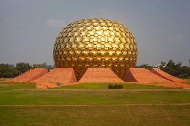 Auroville Meditasyon Salonu. Auroville, insanların barış içinde ve ilerici bir uyum içinde yaşayabilecekleri tüm dinlerden, politikadan ve uluslardan üstün bir birlik. Pondicherry, Tamil Nadu Eyaleti, Hindistan