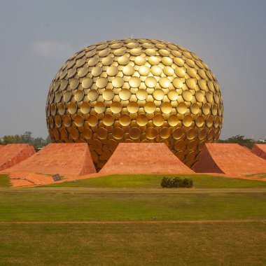Auroville Meditasyon Salonu. Auroville, insanların barış içinde ve ilerici bir uyum içinde yaşayabilecekleri tüm dinlerden, politikadan ve uluslardan üstün bir birlik. Pondicherry, Tamil Nadu Eyaleti, Hindistan