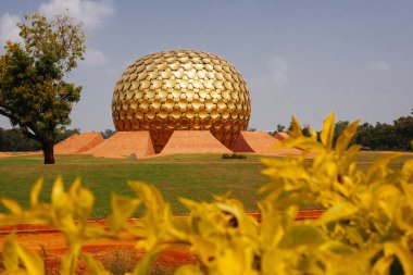Auroville Meditasyon Salonu. Auroville, insanların barış içinde ve ilerici bir uyum içinde yaşayabilecekleri tüm dinlerden, politikadan ve uluslardan üstün bir birlik. Pondicherry, Tamil Nadu Eyaleti, Hindistan