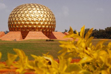 Auroville Meditasyon Salonu. Auroville, insanların barış içinde ve ilerici bir uyum içinde yaşayabilecekleri tüm dinlerden, politikadan ve uluslardan üstün bir birlik. Pondicherry, Tamil Nadu Eyaleti, Hindistan
