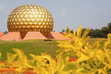 Auroville Meditasyon Salonu. Auroville, insanların barış içinde ve ilerici bir uyum içinde yaşayabilecekleri tüm dinlerden, politikadan ve uluslardan üstün bir birlik. Pondicherry, Tamil Nadu Eyaleti, Hindistan