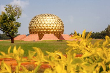 Auroville Meditasyon Salonu. Auroville, insanların barış içinde ve ilerici bir uyum içinde yaşayabilecekleri tüm dinlerden, politikadan ve uluslardan üstün bir birlik. Pondicherry, Tamil Nadu Eyaleti, Hindistan