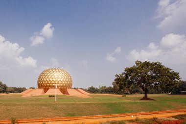 Auroville Meditasyon Salonu. Auroville, insanların barış içinde ve ilerici bir uyum içinde yaşayabilecekleri tüm dinlerden, politikadan ve uluslardan üstün bir birlik. Pondicherry, Tamil Nadu Eyaleti, Hindistan
