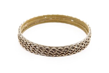 halhal, beyaz zemin üzerine izole Hint bilezik 