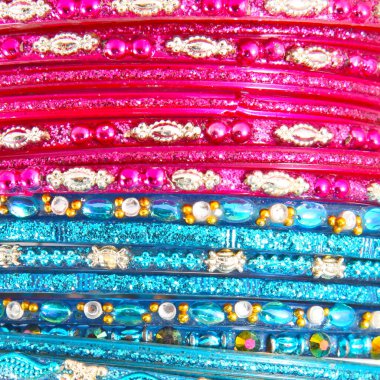 farklı renk ve desenleri ile geleneksel Hint bilezik