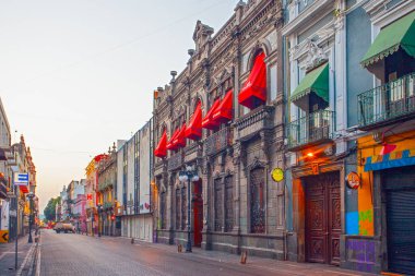Puebla, Meksika - 19 Mart 2022: Puebla şehir merkezinin koloni mimarisi ve renkli binaları olan sokakları