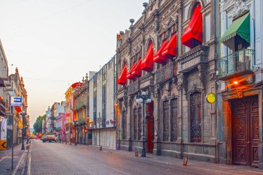 Puebla, Meksika - 19 Mart 2022: Puebla şehir merkezinin koloni mimarisi ve renkli binaları olan sokakları