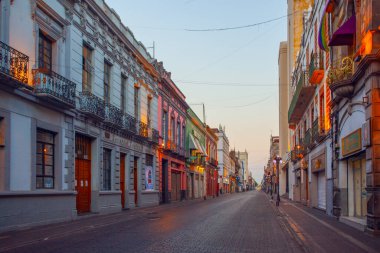 Puebla, Meksika - 19 Mart 2022: Puebla şehir merkezinin koloni mimarisi ve renkli binaları olan sokakları