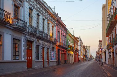 Puebla, Meksika - 19 Mart 2022: Puebla şehir merkezinin koloni mimarisi ve renkli binaları olan sokakları