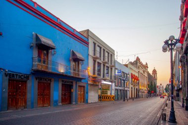 Puebla, Meksika - 19 Mart 2022: Puebla şehir merkezinin koloni mimarisi ve renkli binaları olan sokakları