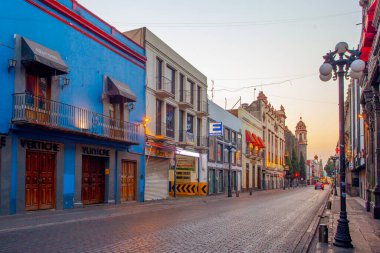 Puebla, Meksika - 19 Mart 2022: Puebla şehir merkezinin koloni mimarisi ve renkli binaları olan sokakları