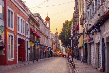 Puebla, Meksika - 19 Mart 2022: Puebla şehir merkezinin koloni mimarisi ve renkli binaları olan sokakları