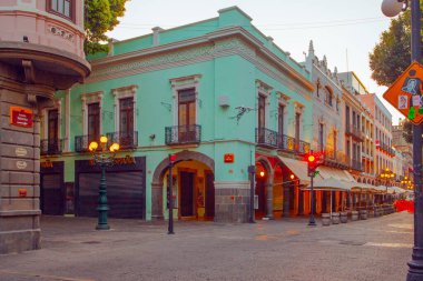 Puebla, Meksika - 19 Mart 2022: Puebla şehir merkezinin koloni mimarisi ve renkli binaları olan sokakları