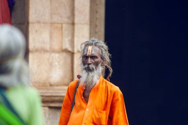 Trichi, Hindistan - 12 Ocak 2023: Hindu adam in Sri Ranganatha Bataklık Tapınağı, Srirangam, Hinu Tapınağı, Trichy, Tamil Nadu, Hindistan. İbadet yeri.