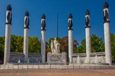 Mexico City, Meksika - 12 Mart 2022: Güneşli bir sabahta Chapultepec parkında Altar a la Patria anıtının arka planında bir uçak uçar.