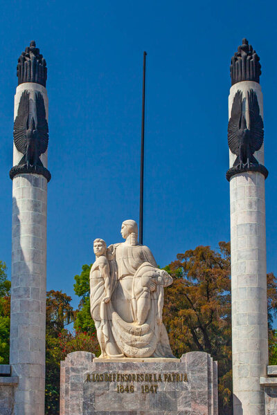 Мехико, Мексика - 12 марта 2022 года: Самолет летит на заднем плане памятника Алтарь Отечества в парке Чапультепек солнечным утром