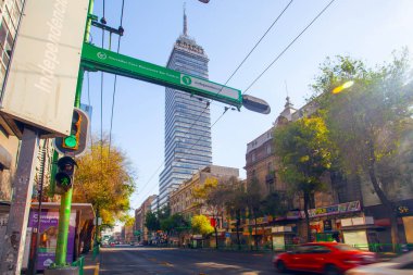 Mexico City, Mexico - 25 Mart 2023: Mexico City 'de arka planda Latinoamericana Kulesi olan yaya sokağı