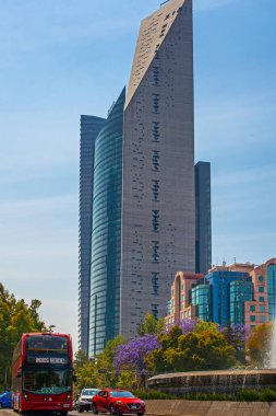 Mexico City, Mexico - 25 Mart 2023: Sokakta çift katlı otobüs. Mexico City 'den Turibus, CDMX, Meksika