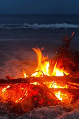 Akşamları Karadeniz kıyısında kamp ateşi.