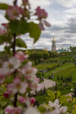 Kyiv ilkbaharda, Kyivo-Pecherska lavrası elma ağaçları ile